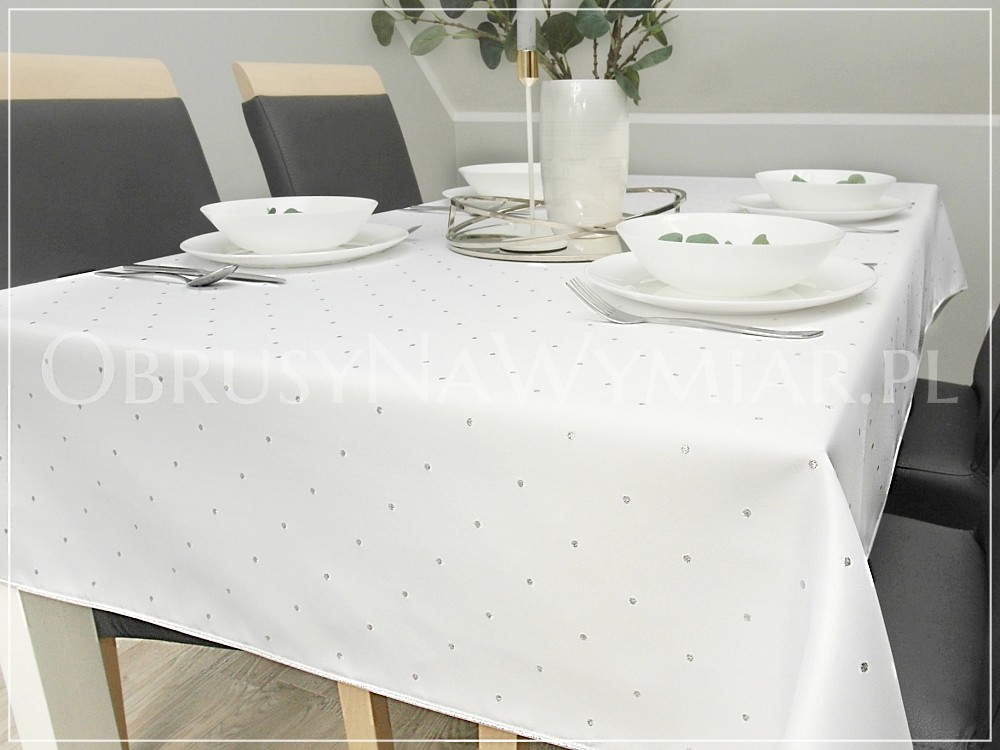 Obrus plamoodporny DE LUX KROPKI SREBRNE wykończony ozdobną lamówką lub wypustką