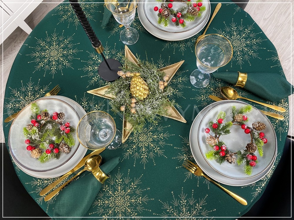 Obrus plamoodporny PŁATKI ŚNIEGU II NA ZIELONYM TLEE wykończony złotą lamówką