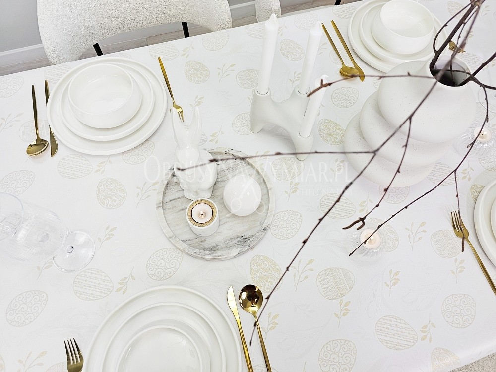 Aranżacja stołu wielkanocnego z obrusem plamoodpornym Wiosenny Szept i złotymi sztućcami